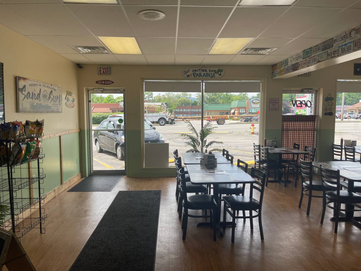 Dining room and entrance at Woody’s On The Boulevard